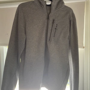 Sail racing - En Sail racing Hoodie som blivit för liten i storleken 176 det finns en liten fläck på ryggen som säkert går att ta bort därav priset annars inget annat fel på den