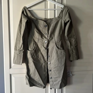 Klänning  - Oanvänd jeansklänning. Off shoulder. 