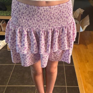 Blommig kjol - Söt kjol som jag använt ett fåtal gånger men i bra skick 💞