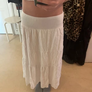 Vit långkjol - Superfin långkjol❤️‍🔥 Använd ett fåtal gånger Säljer pga den är lite för kort på mig som är 163cm