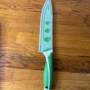 Helt ny aldrig använd grön kökskniv med fodral