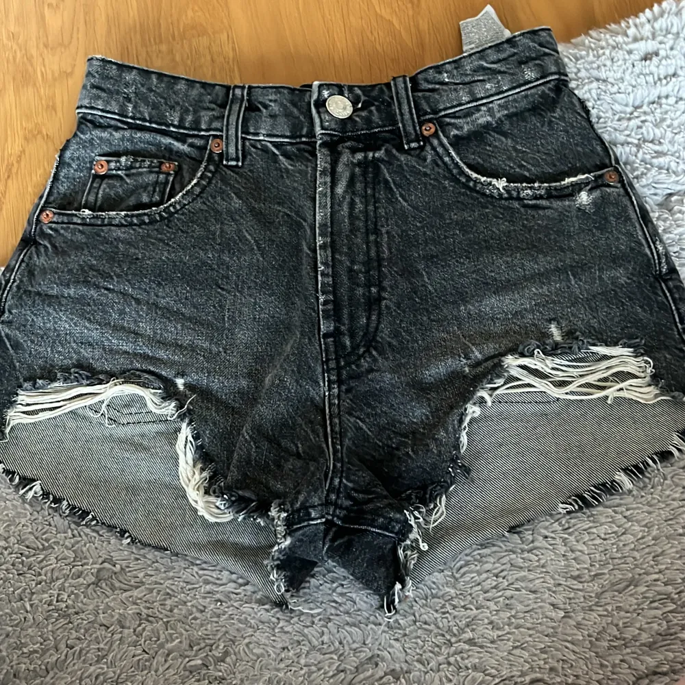Säljer dessa zara jeansshorts som jag köpte på plick förra sommaren. Säljer för att de inte kommer till användning . Shorts.