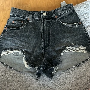Zara jeansshorts  - Säljer dessa zara jeansshorts som jag köpte på plick förra sommaren. Säljer för att de inte kommer till användning 