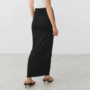 Svart Långkjol soft touch - Säljer nu min helt nya långkjol från Gina Tricot då jag tyckte den inte passade så bra på mig. Skriv gärna om ni är intresserade🩷Obs lånad bild från deras egna hemsida😊