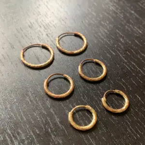 6 stycken örhängen i form av ringar. Tre olika storlekar.