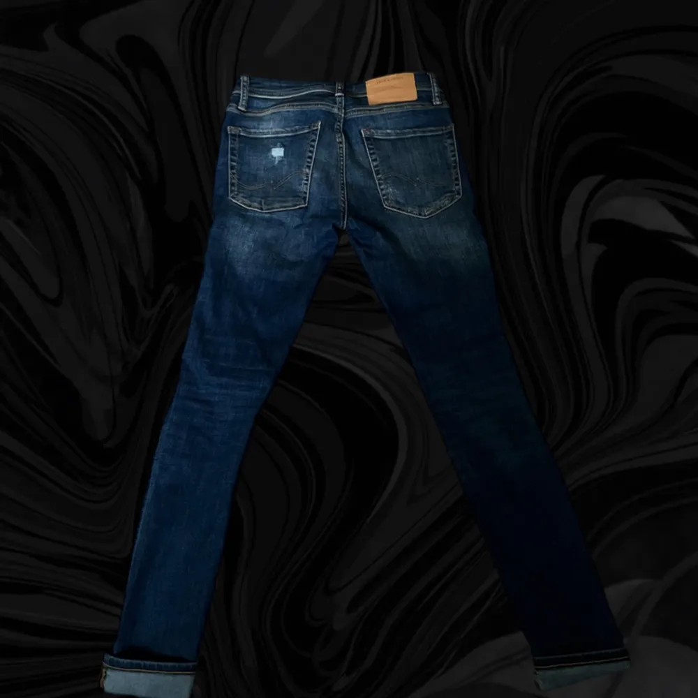 Snygga blåa Jack and Jones jeans 🔥 Är storlek 27/30 som ni kan se på en av bilderna det är modellen Liam/Skinny fit Den är i perfekt skick 👌. Jeans & Byxor.