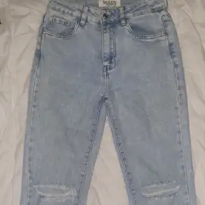 Blå jeans i storlek S. 