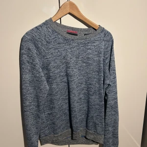 Tröja Scotch & Soda - Jättefin blåmönstrad tröja från Scotch & Soda. Storlek M i fint skick!