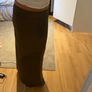 Lång kjol - Säljer denna sjukt snygga långkjolen från Gina som är i ett mycket bra skick. Ser ut som ny