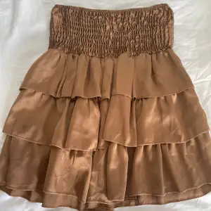 Jättefin brun glansig volang kjol, köpt i Italien så de står inte storlek men skulle säga att den passar i princip alla då den är väldigt stretchig!!nästan aldrig använd