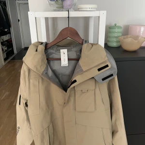 Nike x travis scott jacka  - Storlek M, knappt använd. Mask finns som kan sättas på med blixtlås. Kvitto finns. Nypris 4500kr 