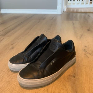 Arigatos  - Tja, säljer dessa snygga skorna ifrån arigato. Skorna har inga defekter och är riktigt fina passar perfekt nu till sommaren. Storlek 41 men passar 42. Tveka inte på att höra av dig vid funderingar! Pris ej hugget i sten. Mvh Joel 