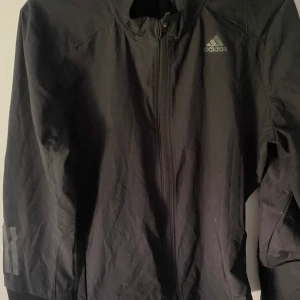 Adidas tunn jacka - En adidas jacka som är väldigt tunn men som kan användas som vindjacka