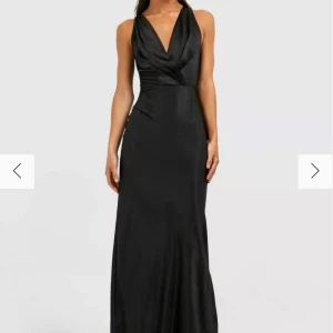 Svart balklänning  - Säljer en svart långklänning perfekt till bal eller liknande tillfällen! Endast använd 1 gång så den är så gott som ny. Skriv för fler bilder💗Köpt för 630kr och strl 38 är slutsåld på bohoo.