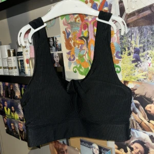 Stronger sport-bh - Säljer en sport-bh från stronger. Den sitter väldigt bra och håller upp bra. ❗️Har såklart tvättat den❗️Skönt material, använd mycket men är i bra skick. 