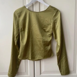 Satin topp - Grön satin topp med detalj i ryggen 