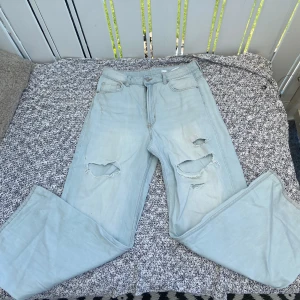 Högmidjade jeans - (Alla jeans säljer pga för så därför de inte finns några bilder när jag har på mig dem) Högmidjade jeans i din tvätt! Finns en liten fläck vid baksidan på höger lår men inget som syns när man bär det!