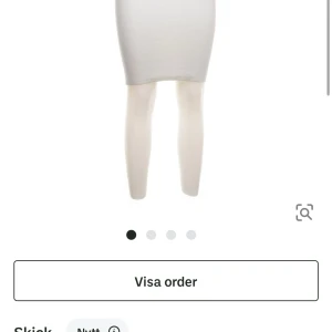 Vit stickad kjol  - En vit stickad kjol från Bikbok i storlek L, nyskick från Sellpy. 80kr 