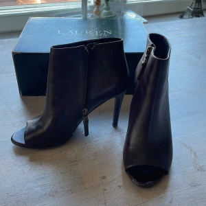 Ralph Lauren klackar - Säljer ett par jätte fina Ralph Lauren klackskor. Köptes för längesen och är knappt använda. Är äkta och originalpris är ca 4000.