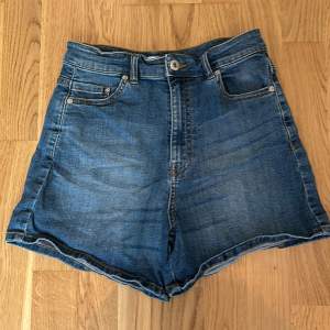 Snygga högmidjade jeansshorts från Pull&Bear. Går att ha som de är eller vika upp nedre kanten. Sparsamt använda! 