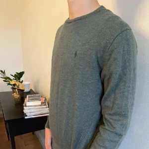 Ralph lauren stickad merinoull  - Tjena, säljer en stickad Ralph lauren tröja, skick 8/10 riktigt fräsch och najs nu till sommaren, Skriv vid funderingar Mer bilder/prisförslag eller liknande 