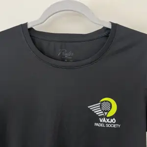 Växjö Padel Society svart t-shirt för träning i storlek M men passar också S. Väldigt bekvämt och skönt tunnt material men använda aldrig. 