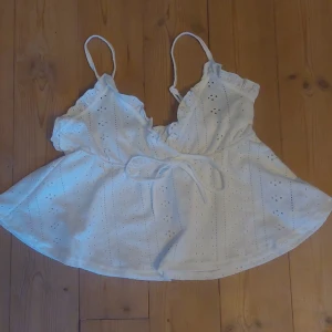 Topp med volang  - En sommrig topp i väldigt bra skick med en gullig rosett 💓 Vid några frågor är det bara att fråga💞