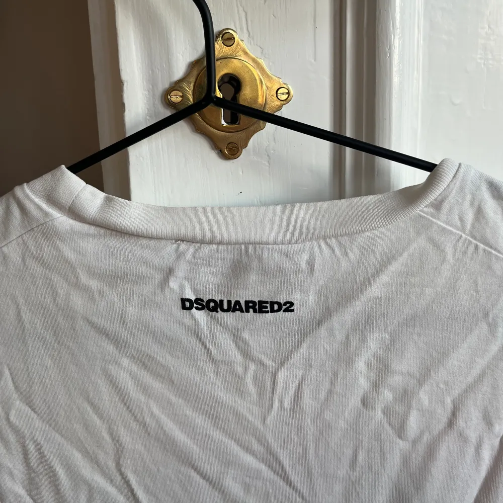 Säljer min Dsquared2 T-shirt i storlek S då den blivit för liten för mig. Inga hål eller liknande. Pris kan diskuteras. T-shirts.