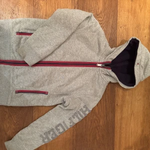 Tommy Hilfiger fleecejacka - Mysig och varm Tommy Hilfiger jacka, fleecefodrad.   Väl använd men har mycket kvar att ge. Mjuk och fin i tyget.   Angiven stl är 6-7 år (amerikansk) men jag gissar från ca 4 år. 