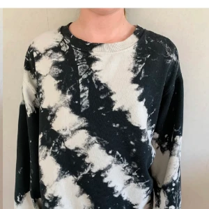 Tie die tröja💕💕 - Super snygg, litet hål på sidan av armen där av priset❤️