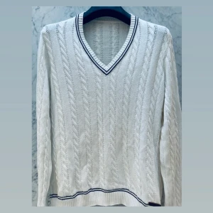 Prada – v-ringad ribbstickad tröja storlek 50 (L) - Äkta vintage-Prada-tröja till fyndpris! Inköpt i Pradas egen flaggskeppsbutik i Florens, och har använts max 10 gånger. Motsvarande Prada-tröjor säljs nya idag för 15 000–20 000 kr, så antagligen har jag satt ett alldeles för lågt pris. 😊