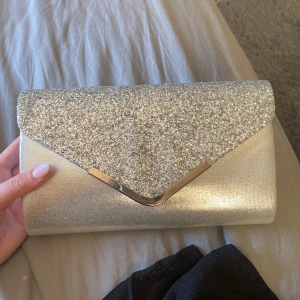 Balväska - Jättefin balväska som är använd 1 gång. Nytt skick (har dock en liten lim fläck på sidan som var där när jag köpte (se 2 bild) )