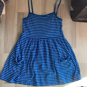 Blus -  jättefin blå/vit randig blus med två små fickor med rosetter på framsidan🎀🦋perfekt till sommaren!