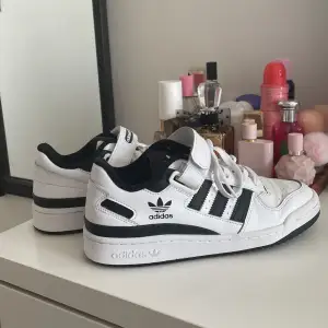 Ett par adidas forum low sneakers i svart/vitt. Storlek 40 och i mycket bra skick:)