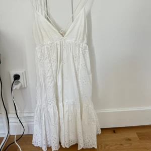 Vit klänning zara - Jättefin vit klänning med broderi detaljer! 