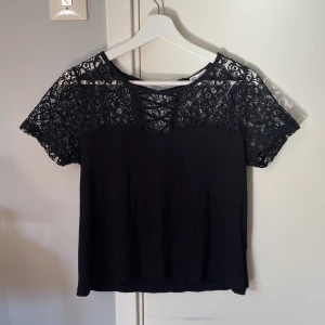 Spets t-shirt - Superfin svart t-shirt med spets från Cubus, storlek S