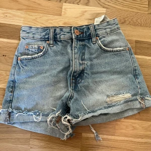 Jeansshorts pull&bear - Jeansshorts från pull&bear, använd fåtal gånger, nyskick.