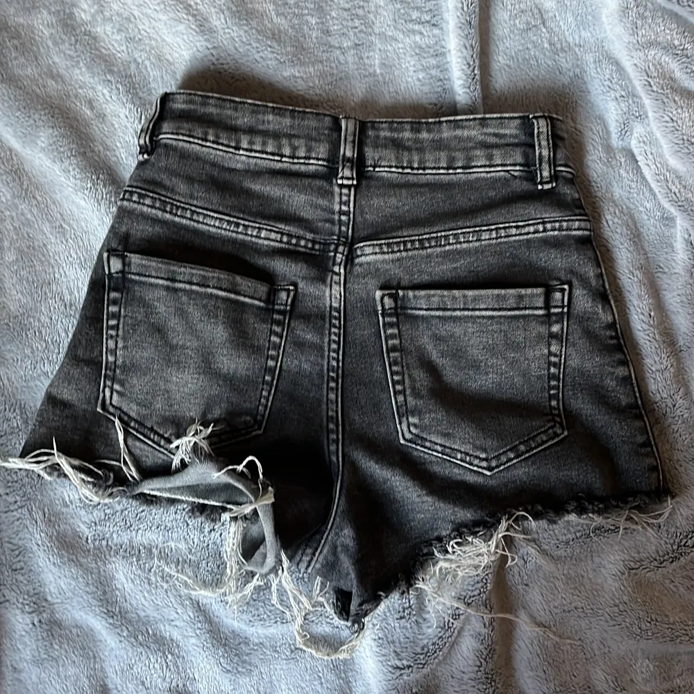 Snygga gråa jeans shorts från tezenis! . Shorts.