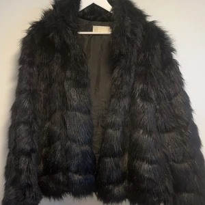 päls jacka  - säljer nu min pälsjacka från nelly🩷 storlek M och är sann i storlek. skriv för fler bilder eller funderingar 🌸(nypris ca 799)