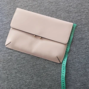 Kuvertväska - Kuvertväska MANGO,  använd två gånger, i perfekt skick.