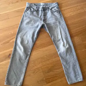 Gråa jeans i straight fit från Jack & Jones modell Chris. Strl 32/32  