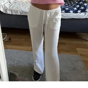 Hm lågmidjade linnebyxor  - Säljer mina linnebyxor ifrån h&m då dom inte kommer till användning💕 inte mina bilder 