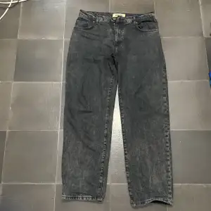 Woodbird jeans baggy från Local store. Använda ett par gånger. Bra skick. 