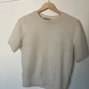 En stickad kortärmad tröja från H&M i strl S men passar även xs, den är slutsåld på hemsidan och säljer för 150kr