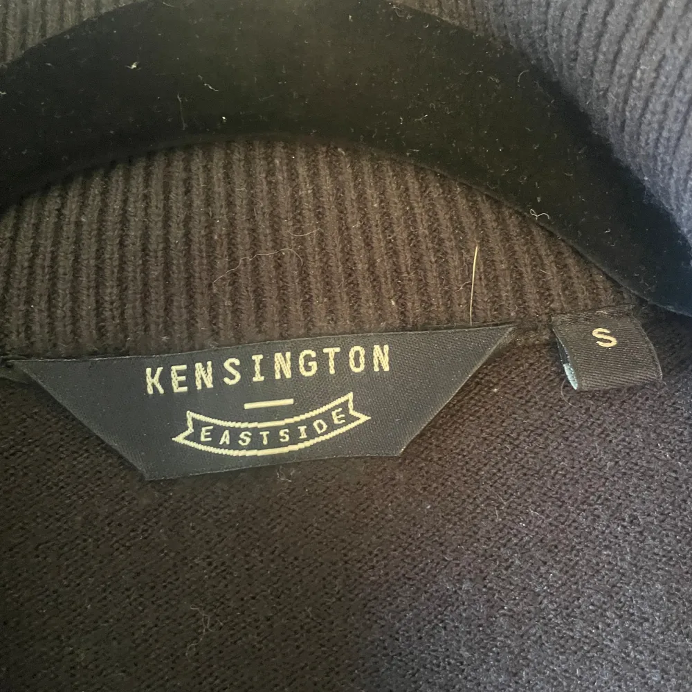 Kensington cashmere hel zip i storlek S I använt skick Säljes då den inte används . Tröjor & Koftor.