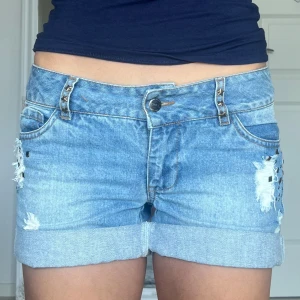 Shorts - lappar kvar, midjemått: 38cm rakt över