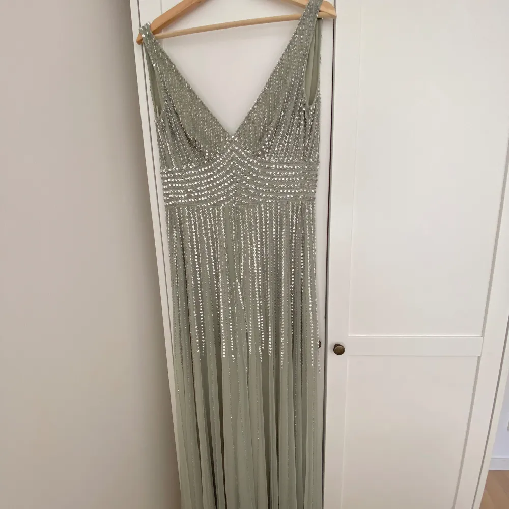 Säljer denna superfina balklänning från Lace and Beads. Originalpris 1200kr. Klänningen passar perfekt om du är lite längre då den är i tall modell.  Jag har köpt denna klänning av en tjej som använt den vid ett tillfälle, för mig passade den inte.. Klänningar.