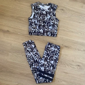Stronger set - Säljer detta setet från stronger då det ej kommer till användning längre tyvärr. Nyskick! Storlek S i båda delarna. Hör av dig om du undrar nåt! Säljer båda för 300kr. Nypris ca 1200kr för båda!