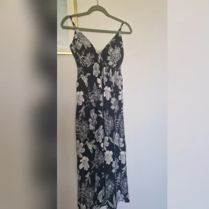 Klänning ♡ - Säljer superfin lång klänning 💙🤍 Köpte i Italien ☀️ (Klänningen kan användas utan BH eftersom den innehåller pads.)