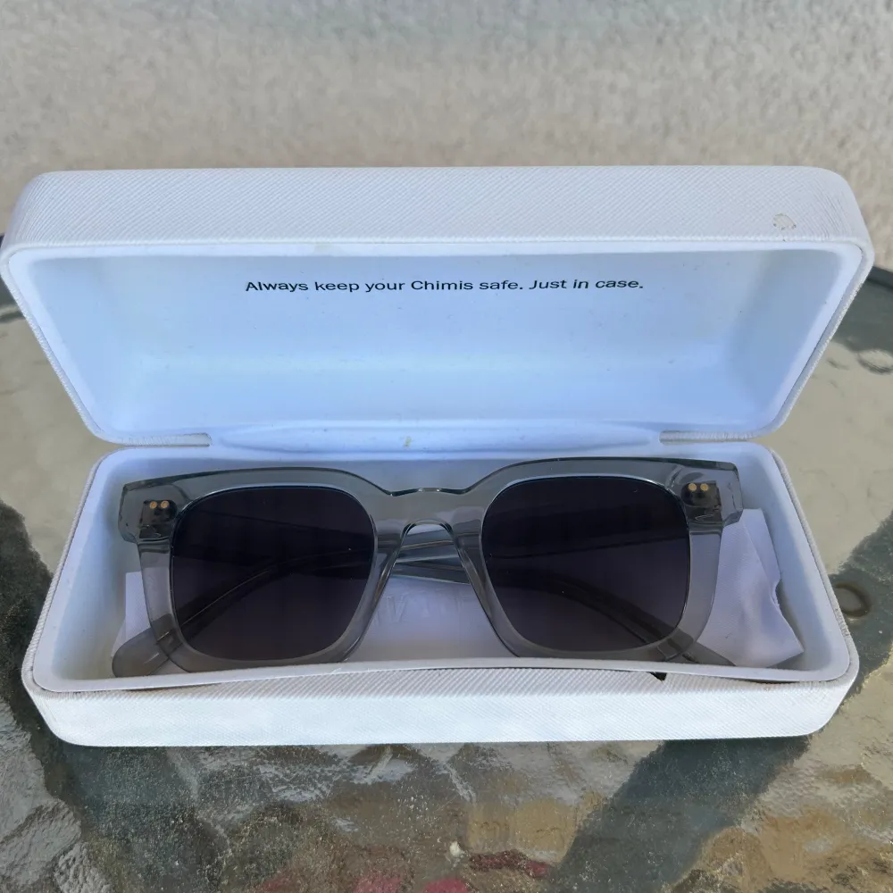Jag säljer nu dessa chilis 04 grey solglasögon eftersom jag inte använder dom längre,Dom är i extremt bra skick och är köpta nya på nk i göreborg, pris kan ändras vid snabb affär. Hör av dig vid mer frågor!. Övrigt.